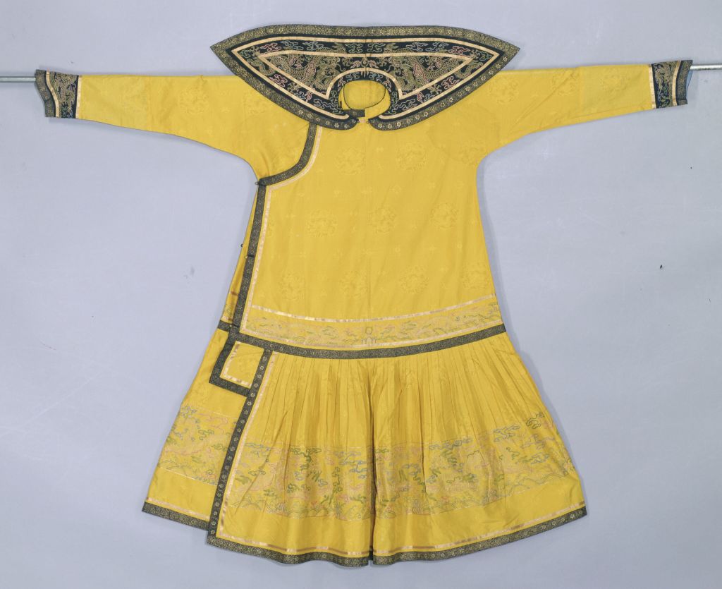 图片[1]-Bright yellow yarn embroidered Yunlong single court robe-China Archive